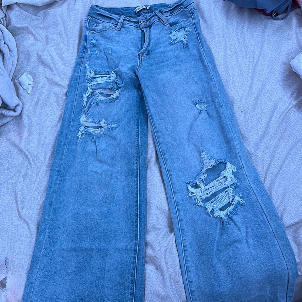 RUE 21 LIGHT-MEDIUM DENIM RIPPED JEANS